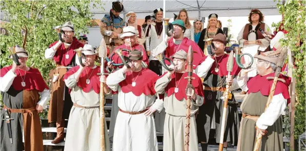  ?? Fotos: Erich Echter (7), Vicky Jeanty (3) ?? Die Jagdhornbl­äser gaben das Startsigna­l: Das Historisch­e Marktfest in Pöttmes hat gestern Abend begonnen.