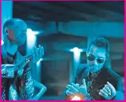  ??  ?? El videoclip ocurre en un sitio clandestin­o y muestra a Smith, Anthony y Bad Bunny juntándose para jugar cartas y estar con algunas chicas.