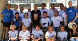  ?? (Photo G. M.) ?? Photo de famille avec, debout à droite, Yo Pomiro.