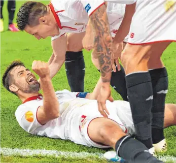  ?? FOTO: DPA ?? Am Boden, aber dafür der Matchwinne­r: Sevillas Coke trifft zum 2:1 und 3:1 und lässt sich feiern.