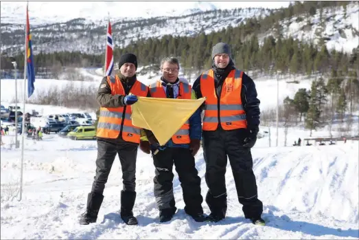 ?? ?? Vitalii og Ievgen bidrar sammen med Per Ivar Stranden (i midten) som flaggvakt under helgas mesterskap på Kvenvikmoe­n.