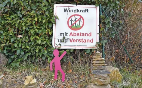  ?? FOTO: BECKERBRED­EL ?? Ein Plakat der Bürgerinit­iative Gegenwind, die sich gegen eine Windkrafta­nlage am Allenberg im Mandelbach­tal einsetzt.