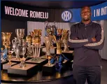  ?? ?? Sorrisi Romelu Lukaku, 29, e André Onana, 26, in posa nella stanza dei trofei dell’Inter