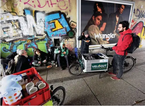  ?? Fotos: nd/Ulli Winkler ?? Unter der Brücke am Alexanderp­latz sitzen fast täglich Obdachlose. Elias Dege (rechts) und Frederyk Bieseke kommen deshalb regelmäßig her.