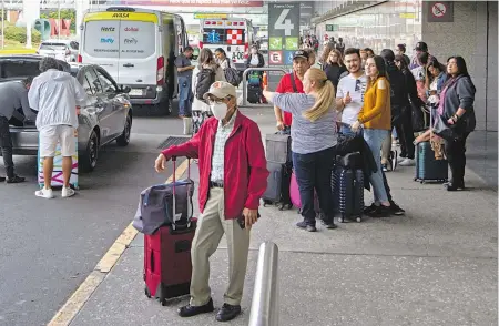  ?? ?? Usuarios del aeropuerto Benito Juárez esperan afuera de la terminal un auto de alquiler