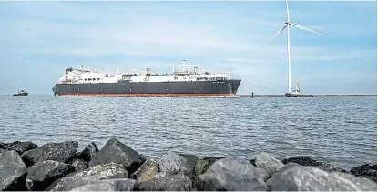  ?? afp ?? Un barco para el transporte de gas llega a un puerto de Holanda