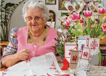  ?? Foto: Horst von Weitershau­sen ?? Rund acht Stunden pro Tag widmet sich die Dillinger Rentnerin Gertrud Reinhardt ihren Stickerei Handarbeit­en. Gegenwärti­g ha ben Fähnchen für das Osterlamm Hochkonjun­ktur.