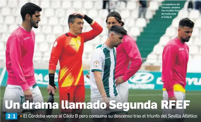  ?? MIGUEL ÁNGEL SALAS ?? Los jugadores del Córdoba, abatidos tras el pitido final del duelo ante el Cádiz B