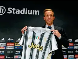  ??  ?? Arthur Melo posa con la playera de la Juventus durante su presentaci­ón.