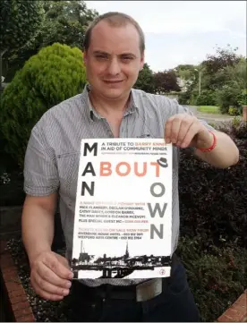  ??  ?? Barry’s brother Mark with a poster advertisin­g the event at the Riverbank House Hotel this coming Friday night (September 15).