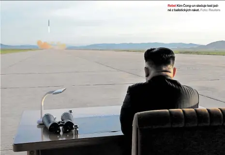  ?? Foto: Reuters ?? Rebel Kim Čong-un sleduje test jedné z balistický­ch raket.