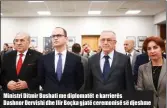  ??  ?? Ministri Ditmir Bushati me diplomatët e karrierës Dashnor Dervishi dhe Ilir Boçka gjatë ceremonisë së djeshme