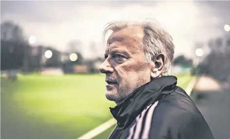  ?? FOTO: ANDREAS ENDERMANN ?? Kritischer Blick auf den modernen Fußball: Hans-Günter Bruns.