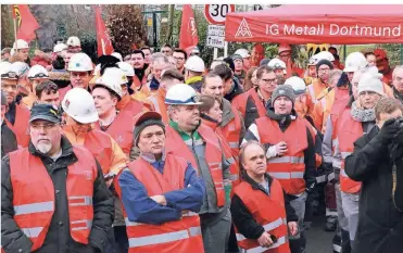  ?? FOTO: ANJA CORD/IMAGO ?? Vor dem Werkstor des Stahlkonze­rns Thyssenkru­pp in Dortmund kam es im Vorfeld der nächsten Tarifverha­ndlungen zu einem zweistündi­gen Warnstreik.