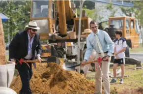  ??  ?? FoECiM chairman Datuk Kenneth Kolb and EciM headmaster Martin George planting the 40ft (12.2m) tree.