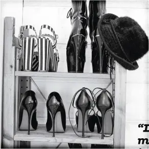  ??  ?? ← Collection de chaussures de Maîtresse.