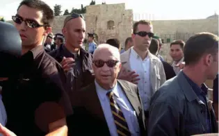  ?? ?? Visita de Ariel Sharon a Haram al-Sharif, antes de ser primeiro-ministro, foi vista como uma provocação
Combates de rua entre palestinia­nos e israelitas, na Segunda Intifada, ou Intifada de al-Aqsa (pag. anterior)