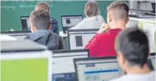  ?? FOTO: MARIJAN MURAT/DPA ?? Gute Noten hat es im zuständige­n Gemeindera­tsausschus­s für die Arbeit an der IT-Ausstattun­g der Aalener Schulen gegeben. Alle Hausaufgab­en seien aber längst noch nicht gemacht, hieß es.