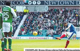  ??  ?? EXEMPLAR. Bruno Alves cobrou falta de forma exímia