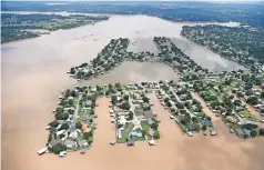  ??  ?? Poblacione­s se han visto afectados por el desborde récord del Río Brazos