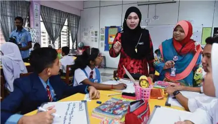  ?? (Foto ihsan KPM) ?? Peranan dan kefungsian guru bukan sekadar menyampaik­an ilmu kepada murid, tetapi memastikan murid mempunyai sahsiah serta daya saing yang tinggi.