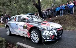  ??  ?? Après les sorties de route de Stéphane Lefebvre et David Salanon, c’est la Hyundai i R du Néerlandai­s Kevin Abbring qui trône en tête. Suite et fin des hostilités ce matin...