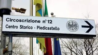  ?? (RensiNarde­lli) ?? Quale direzione? Il cartello che lungo corso Michelange­lo Buonarroti indica l’ingresso della circoscriz­ione. Il futuro degli organismi decentrati è a un bivio