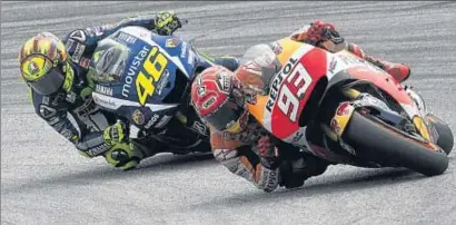  ?? MIRCO LAZZARI GP / GETTY ?? Valentino Rossi persiguien­do a Marc Márquez, ayer en un momento de la carrera en Malasia