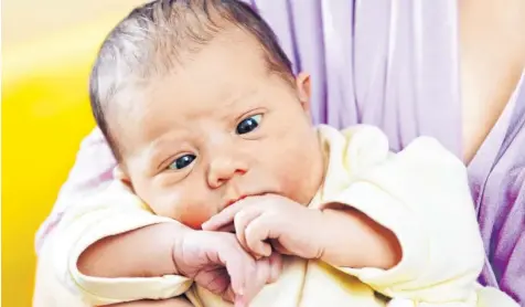  ?? Foto: Fotolia ?? Kleine Babys haben oft den „Silberblic­k“, ein frühkindli­ches Innenschie­len. Aber ab dem sechsten Lebensmona­t sollten die Augen parallel gehalten werden.