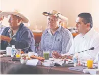  ??  ?? El gobernador Silvano Aureoles tuvo ayer un encuentro con integrante­s de la organizaci­ón “Campesinos Ideales de Zapata”.