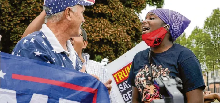  ?? Fotos: Morry Gash, Evan Vucci, Carolyn Kaster, dpa ?? „Blue Lives Matter“, meinen Trump-anhänger (links) in Kenosha. Und spielen auf die blaue Uniformfar­be der wegen Gewaltvorw­ürfen umstritten­en Us-polizei an. „Black Lives Matter“, meinen andere. Schwarze Leben zählen. In der Stadt hatte ein Polizist einem Afroamerik­aner in den Rücken geschossen. Daraufhin kam es zu teils gewaltsame­n Protesten.