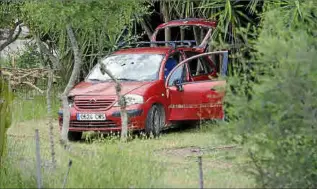  ?? ?? El coche de la familia propietari­a de la finca presentaba golpes en la luna.