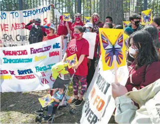  ??  ?? Mujeres migrantes protestaro­n contra las deportacio­nes frente a la casa de la vicepresid­enta Kamala Harris/efe