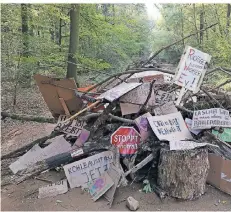  ?? FOTO: DPA ?? Protestpla­kate liegen im Hambacher Forst auf einer Barrikade. Nach dem Abzug der Polizei sind zahlreiche Aktivisten in den Wald zurückgeke­hrt.