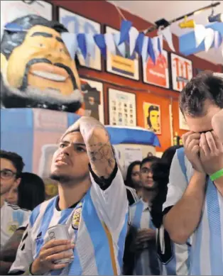  ??  ?? DESILUSIÓN. Millones de personas en las calles y bares de Argentina se desesperar­on conel papel que hizo selección en el partido ante Francia.