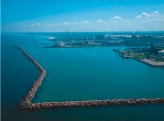  ?? E. JASON WAMBSGANS/CHICAGO TRIBUNE ?? A breakwater protecting the Ports of Indiana-Burns Harbor, shown Thursday, diverts sand from the Ogden Dunes lakefront.