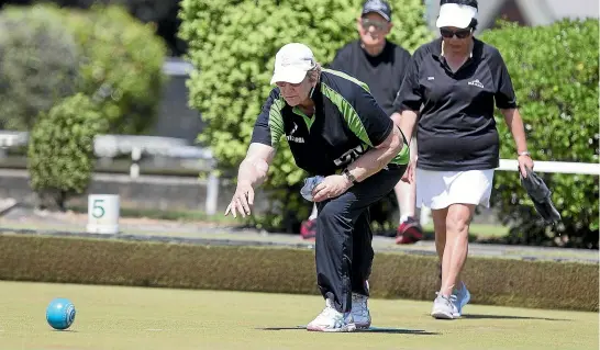  ?? MURRAY WILSON/STUFF ?? Sharon Sims sends one down during the mixed pairs 2x4x2 final, with opponent Mere Fryer watching in the background.