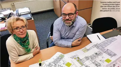  ?? FOTO: SETTNIK ?? Susanne Janßen und Frank
Krebbing brüten täglich über den Plänen des Archi
tekten. Sie prüfen, ob an alles gedacht ist.