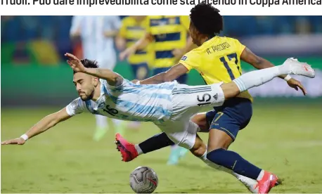  ?? GETTY ?? Nicolas Gonzalez, 23 anni, durante uno scontro di gioco con Angelo Preciado, nella gara di Coppa America fra Argentina e Ecuador