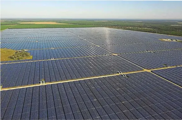  ?? J. Witt / Sipa ?? La centrale solaire de Cestas (Gironde), mise en tension en 2015, compte près de 1 million de panneaux solaires répartis sur une superficie d’environ 250 ha.