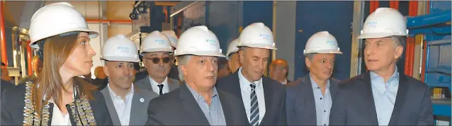  ?? PRESIDENCI­A ?? EL CASCO PUESTO. Vidal, Aranguren, Mindlin y Macri, en una reciente inauguraci­ón. Esperan que los próximos dos años la economía del país vecino juegue a favor.