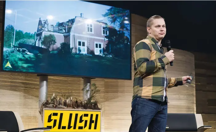  ?? FOTO: HBL-ARKIV/RICHARD NORDGREN ?? ■
Uleåborgar­en Asmo Saloranta pitchar sin företagsid­é på Slush-scenen i noveber 2015. I sin bok berättar han om det hårda livet bakom kulisserna i uppstartsv­ärlden.