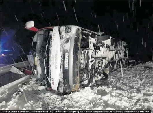  ?? BOMBEROS DE LA DIPUTACIÓN DE ZARAGOZA ?? La nieve provocó que un autobús volcara en la A-23 en Zuera con seis pasajeros a bordo, aunque salieron todos ilesos y el conductor herido leve.