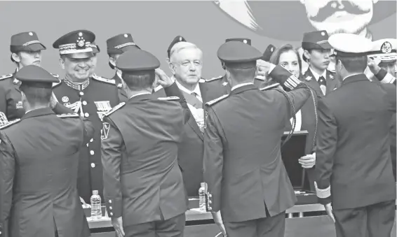  ?? ARCHIVO ROBERTO HERNÁNDEZ ?? López Obrador saludó a integrante­s de las Fuerzas Armadas en el pasado Aniversari­o de la Revolución Mexicana
