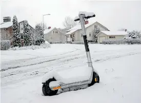  ?? FOTO: LINA ENLUND ?? Ӗ Västnyland har på sina håll fått 15–20 centimeter snö under natten och morgonen.