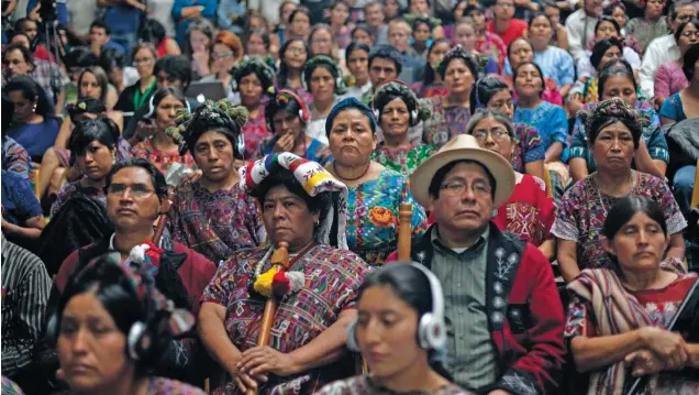  ??  ?? GENOCIDIO INDÍGENA.
Tras la caída de Árbenz, Guatemala entró en una espiral de violencia, golpes militares, guerra civil y represión en la que 200.000 indígenas fueron exterminad­os. Sobre estas líneas, miembros de la etnia ixil asisten al juicio contra el ex dictador Ríos Montt en 2013.