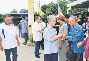  ??  ?? SELAMAT DATANG: Ketibaan Paulus dan rombongan disambut mesra penduduk Anak Bukit.