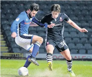  ?? Simon Hall ?? ●●Joe Rafferty protects the ball against Lincoln