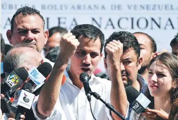  ?? FOTO: AGENCIA AFP ?? Juan Guaidó, presidente del Parlamento de Venezuela, fue liberado tras una hora, mientras que Nicolás Maduro aseguró que se trató de una acción “unilateral” de los agentes.