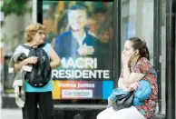  ??  ?? Mauricio Macri se ve en un cartel electoral en Buenos Aires.